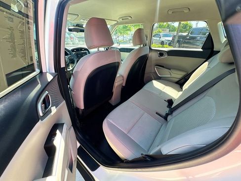 Used 2025 Kia Soul LX FWD image 30
