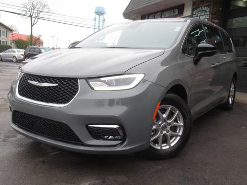 Used 2025 Chrysler Pacifica Select image 33