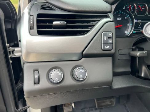 Used 2019 Chevrolet Suburban LT image 20