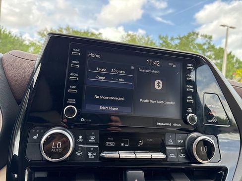 Used 2020 Toyota Highlander XLE FWD image 30