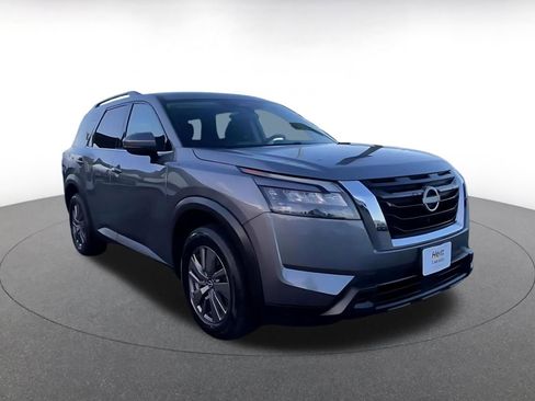 Used 2025 Nissan Pathfinder SV image 3