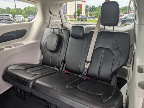 Used 2023 Chrysler Pacifica Touring-L FWD image 27
