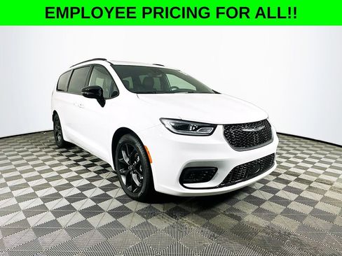 New 2026 Chrysler Pacifica Limited w/ S Appearance Package image 2