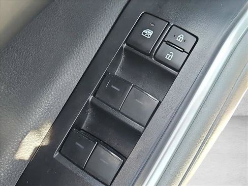 Used 2023 Toyota Highlander XLE AWD/4WD image 12