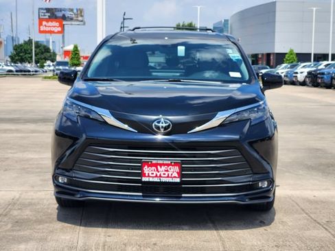Certified 2026 Toyota Sienna XLE FWD image 2