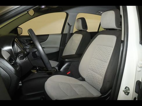 Used 2018 Chevrolet Equinox LS FWD image 2