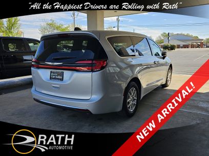 Used 2023 Chrysler Pacifica Touring-L