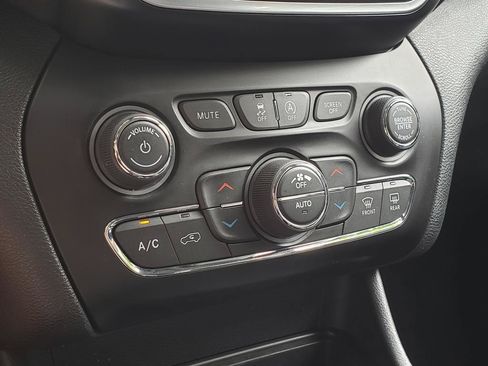 Used 2019 Jeep Cherokee Latitude Plus AWD/4WD image 24