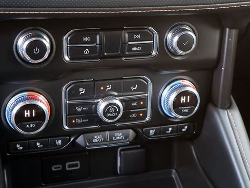 Used 2024 GMC Yukon XL AT4 image 39