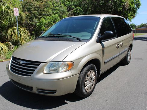 Used 2005 Chrysler Town & Country image 1