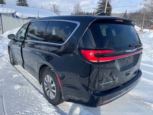 Used 2023 Chrysler Pacifica Touring-L image 9