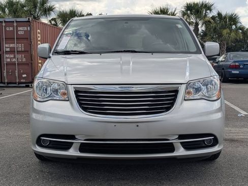 Used 2012 Chrysler Town & Country Touring FWD image 10