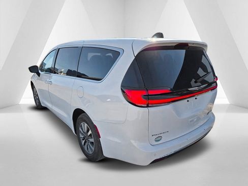 Used 2024 Chrysler Pacifica Select image 5