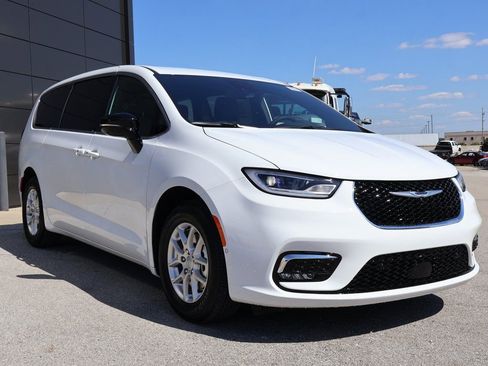 New 2026 Chrysler Pacifica Select FWD image 6