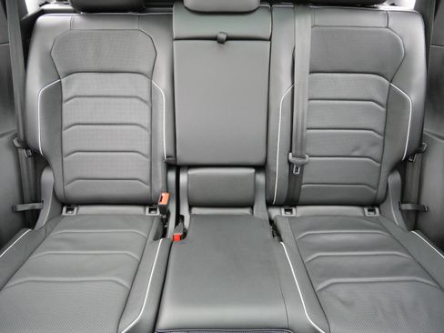 Certified 2022 Volkswagen Tiguan SEL R-Line image 13