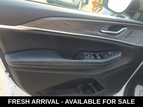 Used 2023 Jeep Grand Cherokee L Limited AWD/4WD image 8