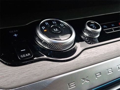 New 2025 Ford Expedition Max Platinum image 17