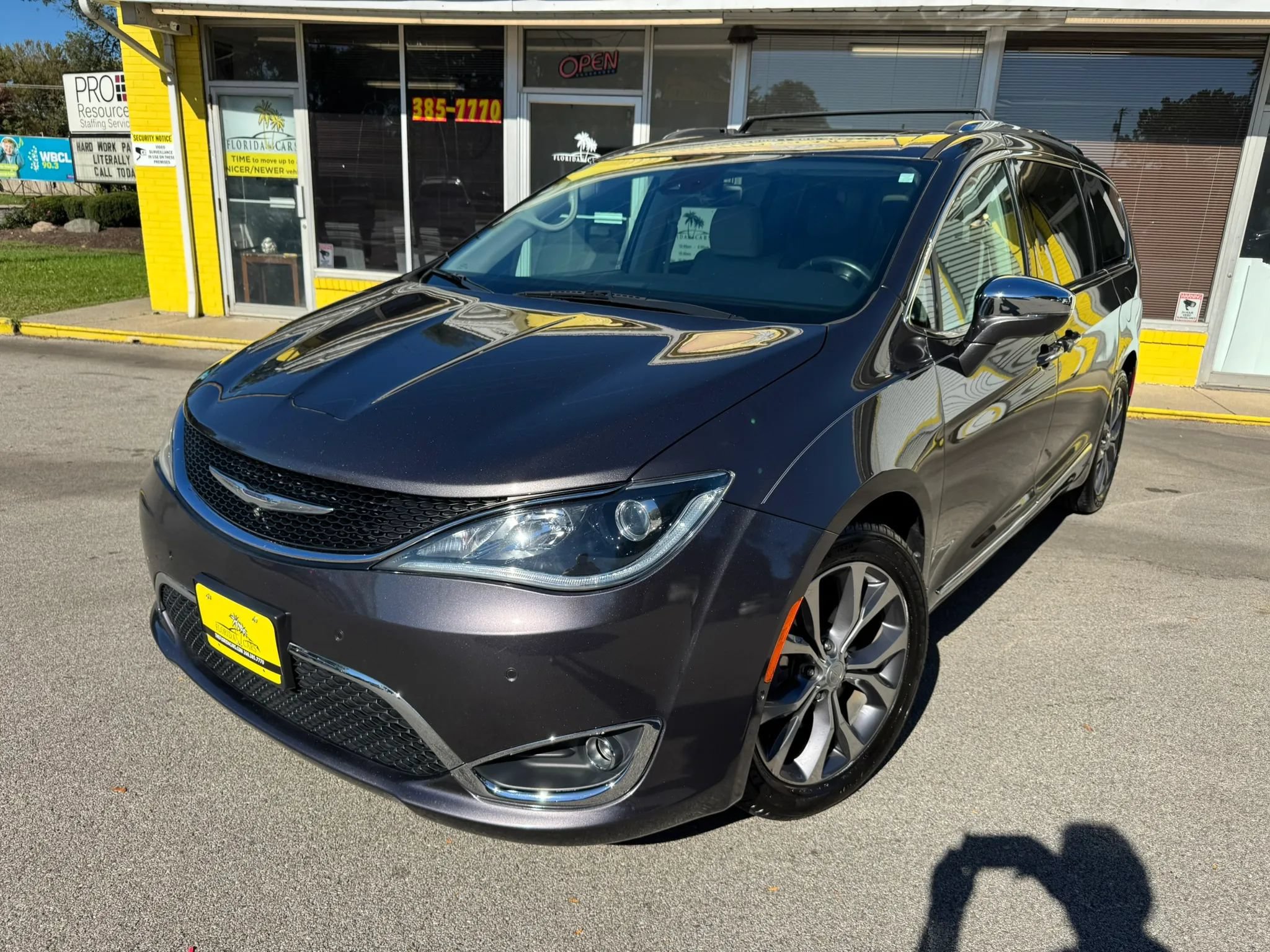 Used 2017 Chrysler Pacifica Limited FWD image 2