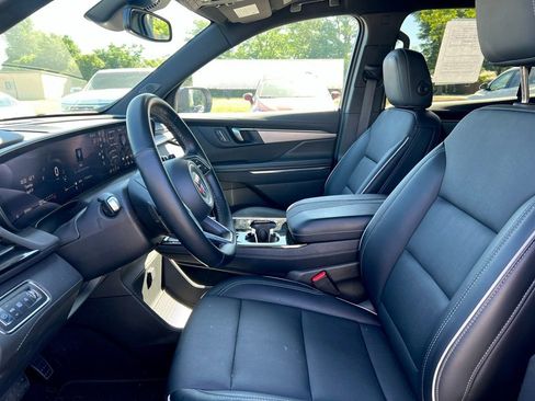 Used 2025 Buick Enclave Preferred FWD image 4