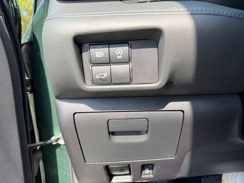 Used 2023 Toyota Highlander XLE FWD image 23