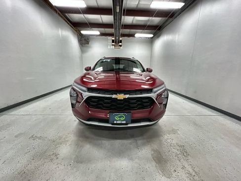 Used 2025 Chevrolet Trax LT FWD image 3