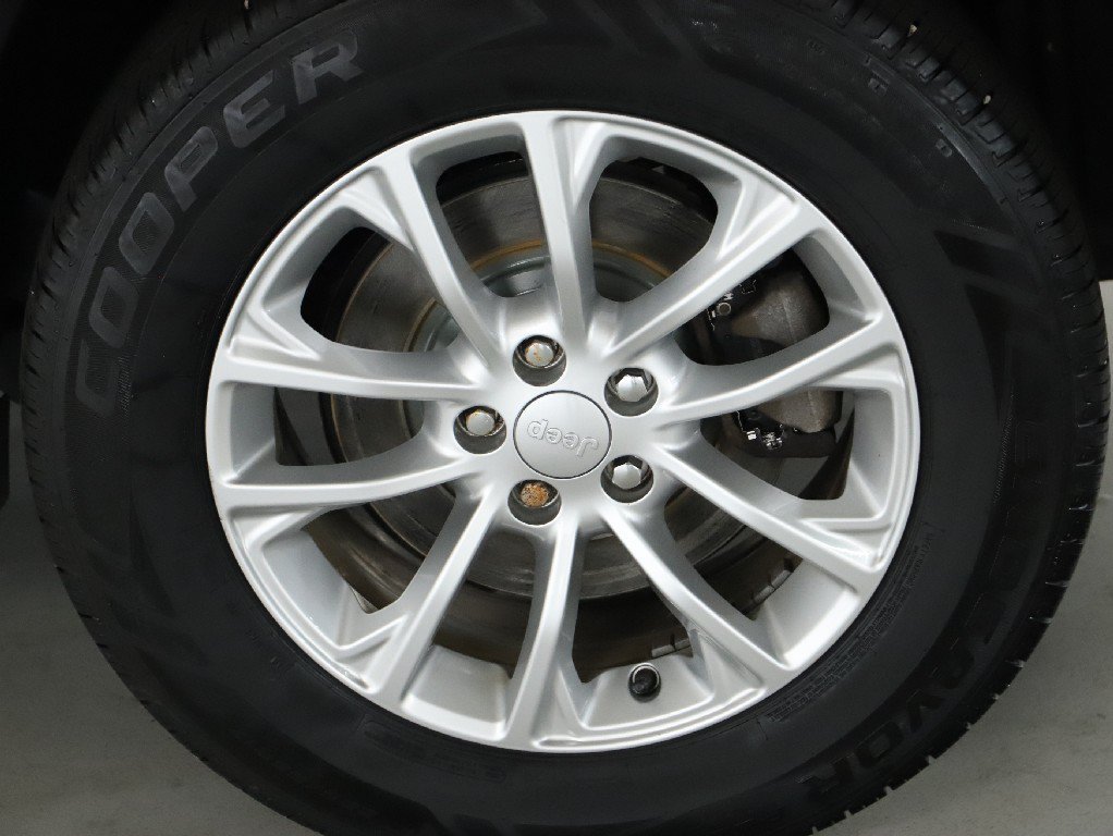 Used 2019 Jeep Cherokee Latitude w/ Popular Appearance Group AWD/4WD image 38
