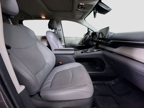Certified 2024 Toyota Sienna Limited image 31