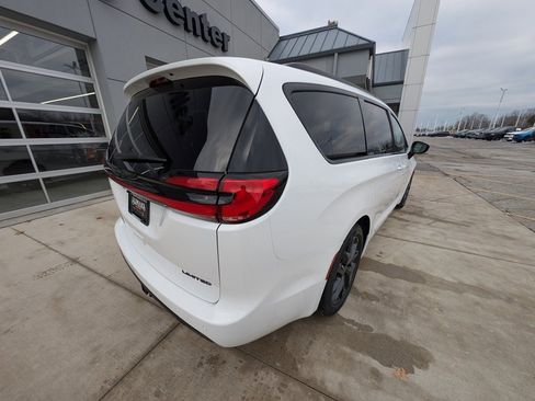 New 2026 Chrysler Pacifica Limited image 5