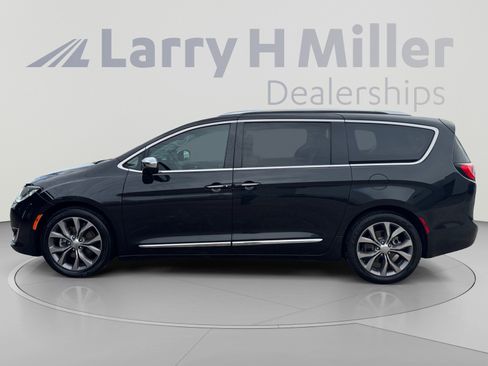 Used 2020 Chrysler Pacifica Limited w/ Tire & Wheel Group FWD image 2