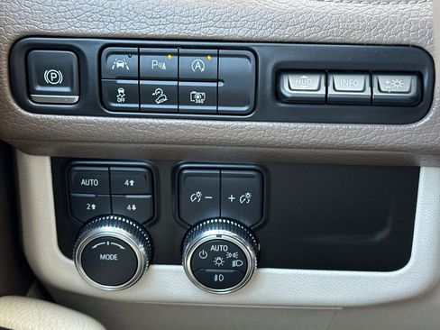 Used 2023 GMC Yukon XL Denali AWD/4WD image 38