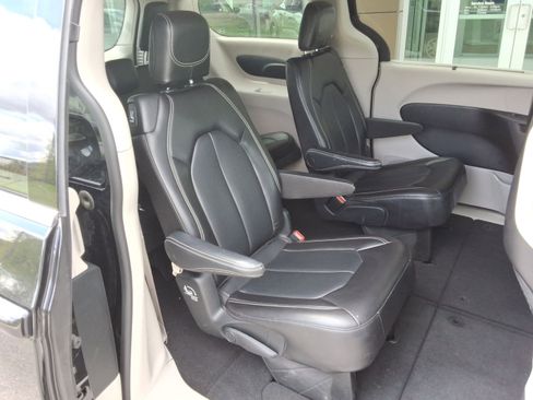 Used 2023 Chrysler Pacifica Touring-L FWD image 36