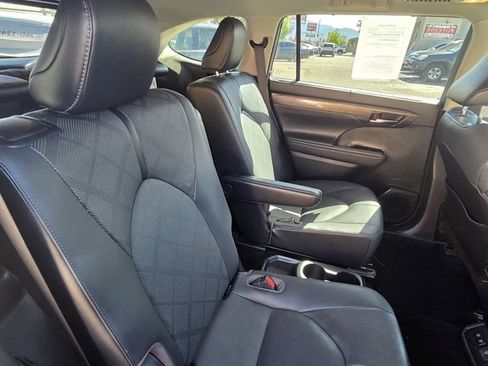 Used 2021 Toyota Highlander Platinum image 10