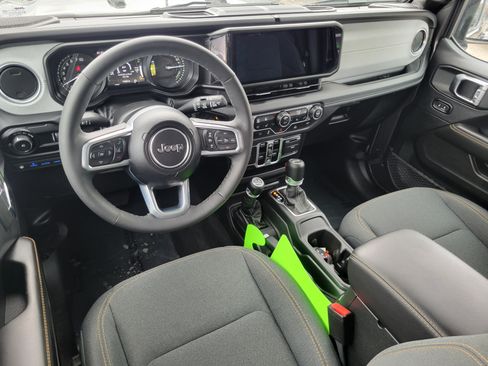Used 2025 Jeep Wrangler Unlimited Sahara AWD/4WD image 9