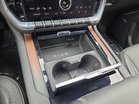 Used 2025 GMC Yukon Denali image 30