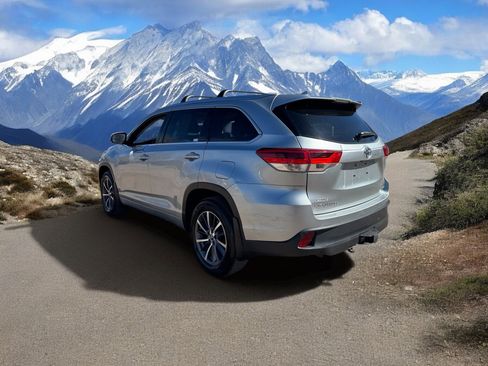 Used 2017 Toyota Highlander XLE image 3