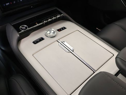 New 2025 Lincoln Navigator Reserve w/ Jet Appearance Package AWD/4WD image 9