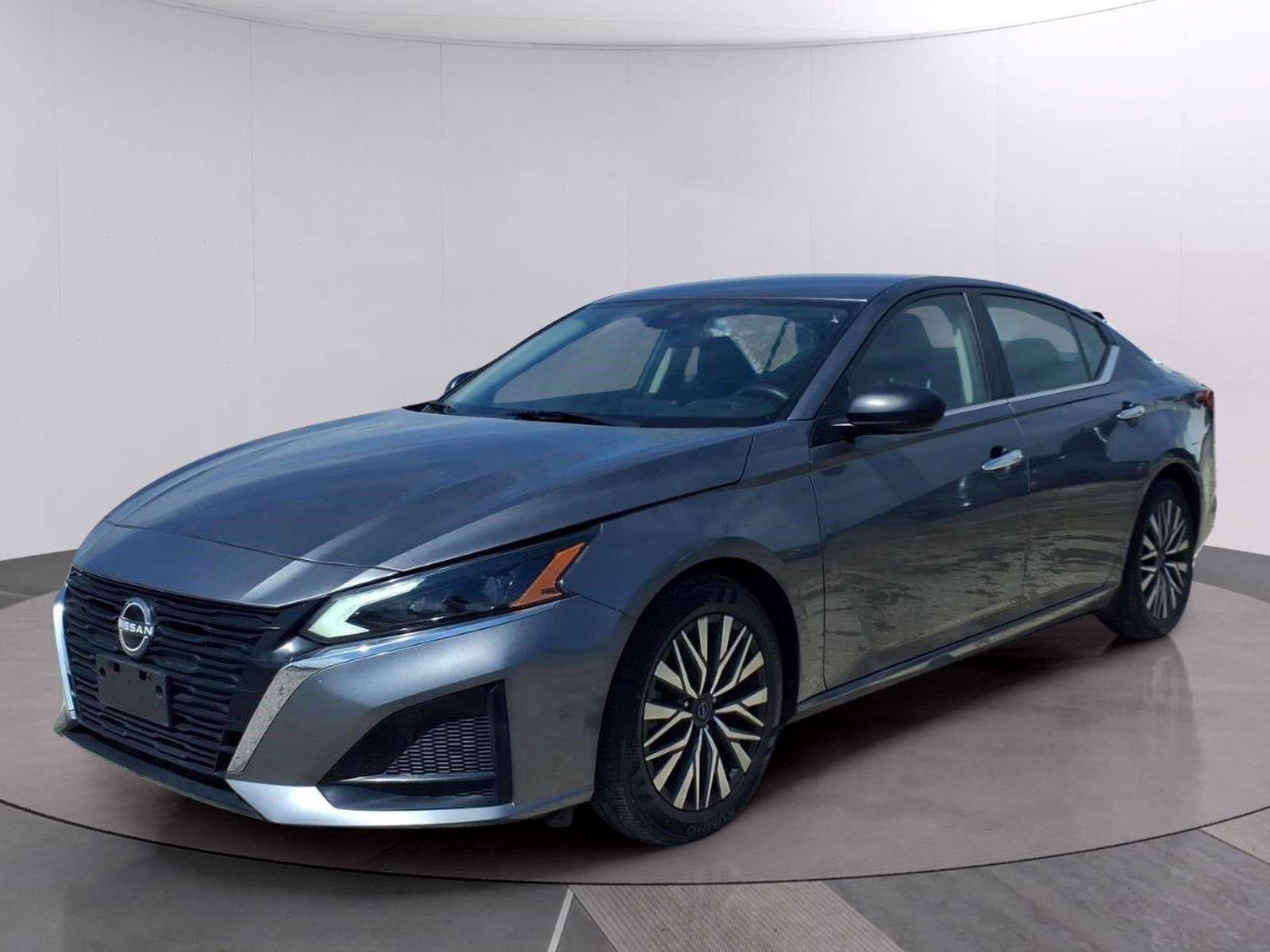 Used 2024 Nissan Altima 2.5 SV FWD image 1