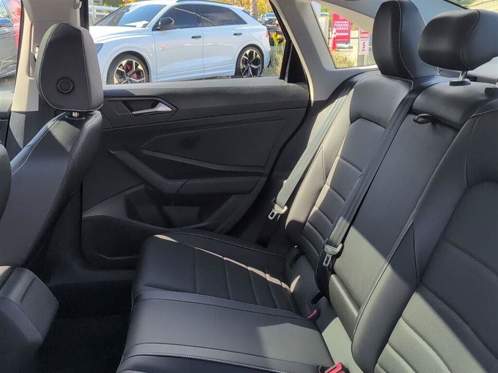 Used 2023 Volkswagen Jetta SE w/ Panoramic Sunroof Package FWD image 15