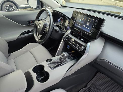 Used 2022 Toyota Venza LE image 10