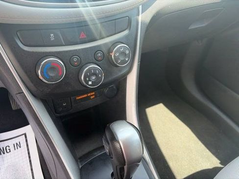 Used 2021 Chevrolet Trax LT AWD/4WD image 24