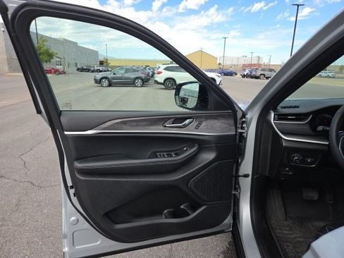 Used 2025 Jeep Grand Cherokee Limited w/ Luxury Tech Group II AWD/4WD image 10