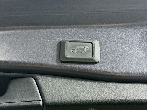 Used 2019 Toyota RAV4 XLE w/ Convenience Package FWD image 29
