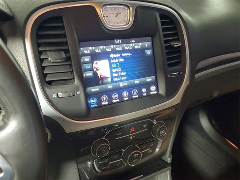 Used 2019 Chrysler 300 Touring image 18