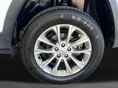 Used 2021 Jeep Cherokee Latitude Plus image 22