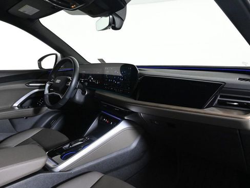 Used 2025 Audi Q5 Premium image 15