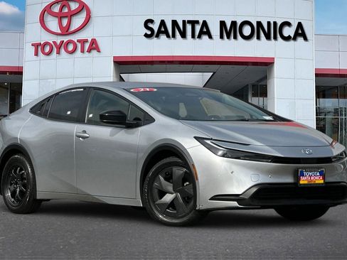 Used 2023 Toyota Prius LE image 2