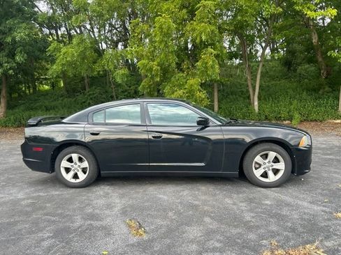 Used 2012 Dodge Charger SE RWD image 2