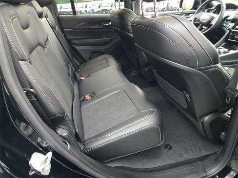 New 2025 Jeep Grand Cherokee Altitude image 11