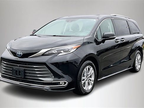 Used 2022 Toyota Sienna Platinum image 2
