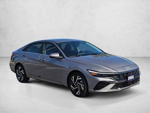Used 2025 Hyundai Elantra SEL FWD image 3
